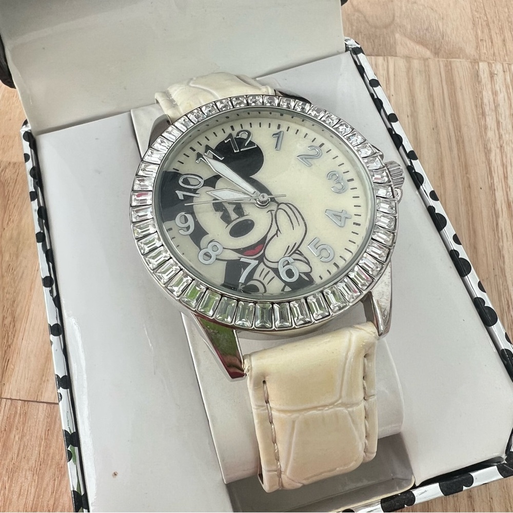 NIB Disney Mickey Mouse silver tone watch NEW BATTERY